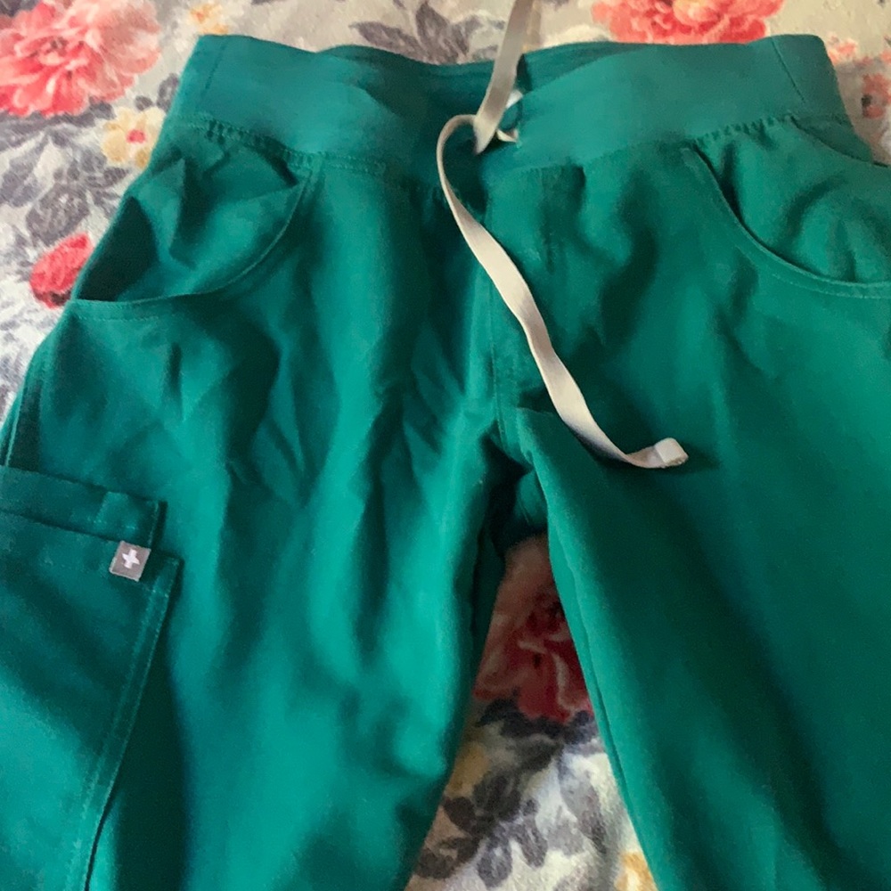 Figs Kade cargo pants, petite XS hunter green